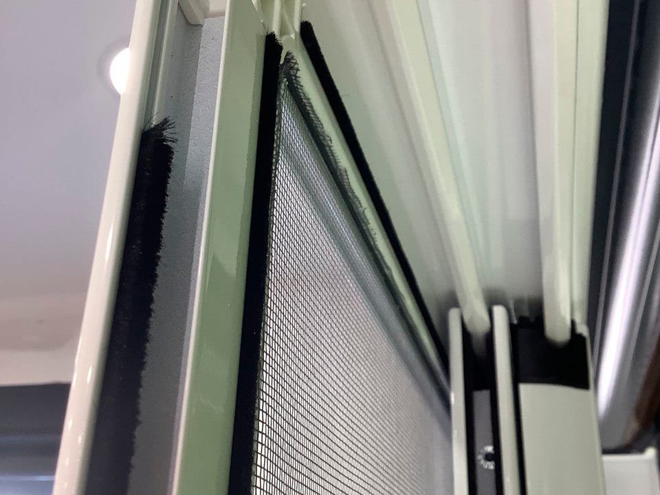 Marco de aluminio de una mosquitera a juego con la ventana