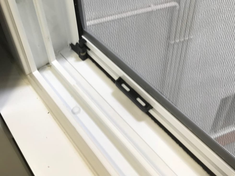 Guía inferior de una mosquitera corredera de aluminio