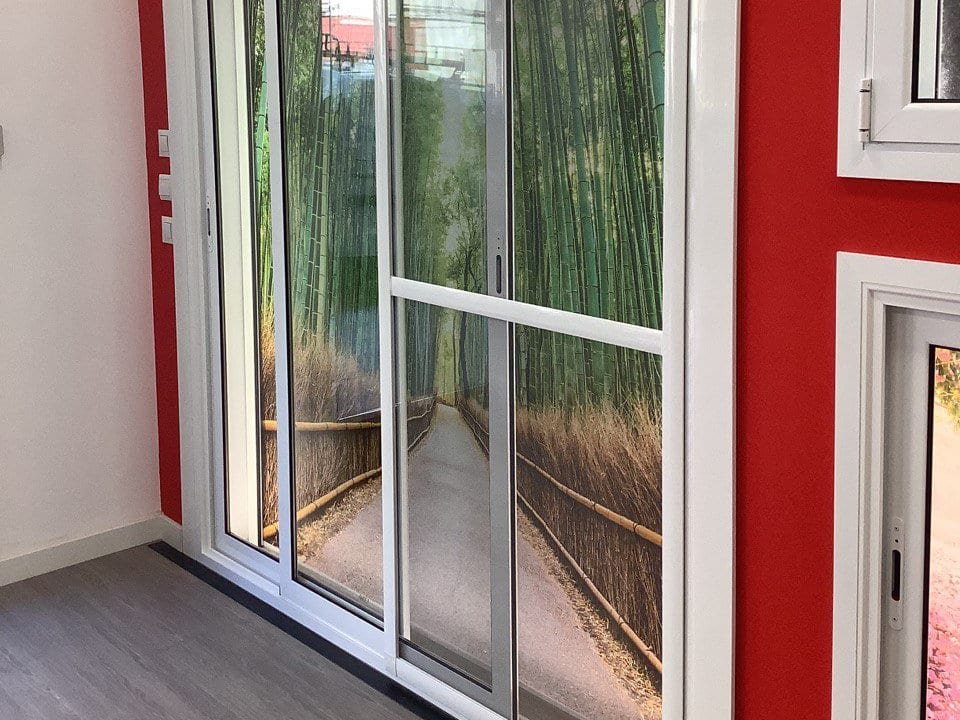 Mosquitera corredera en la puerta corredera de un salón