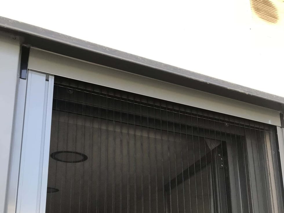Puerta de terraza con mosquitera plisada
