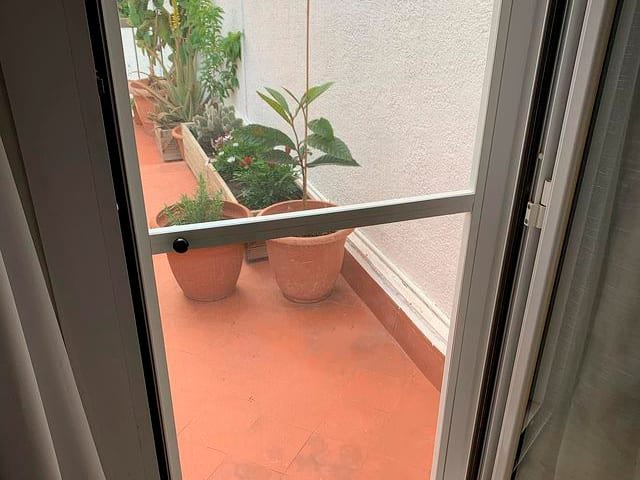 Bisagra y cierre de una puerta mosquitera practicable